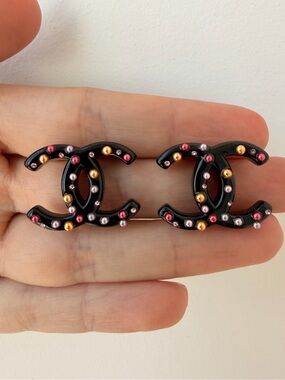 🖤Chanel  Black CC Logo Stud Earrings with Multicolor Pearls✨💗